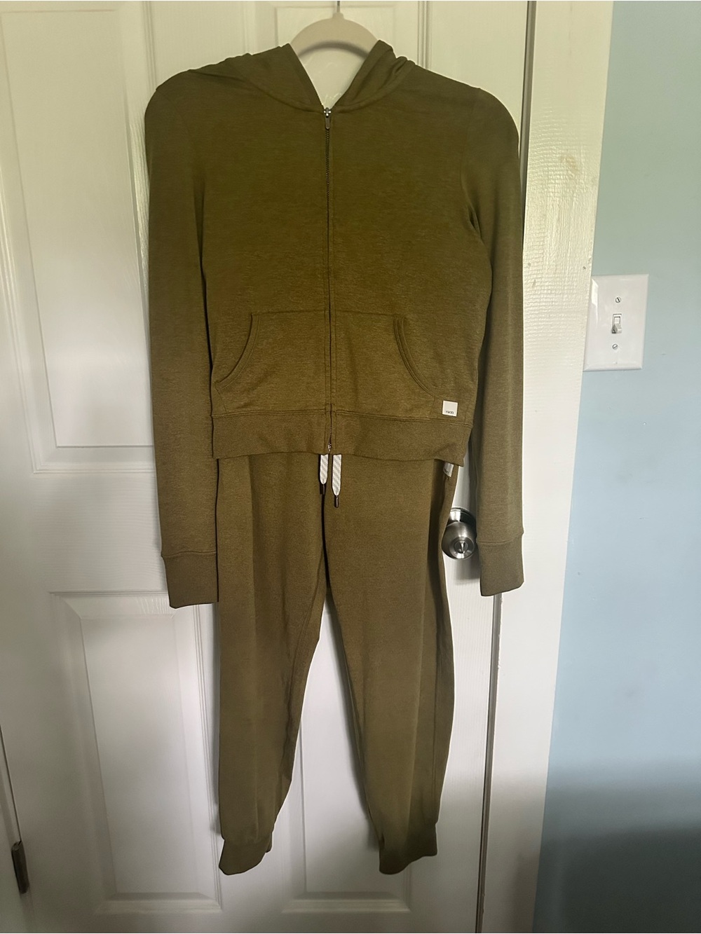 VUORI - Halo Essential cropped hoodie and Performance Joggers- olive green EUC
